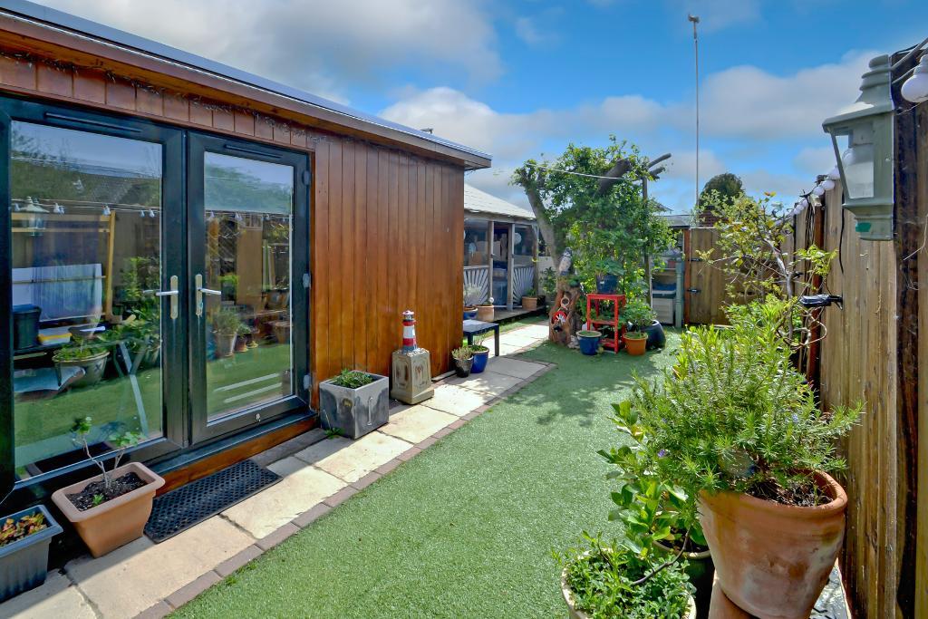 2 Bedroom Chalet Bungalow For Sale in Pryors Lane, Aldwick, Bognor