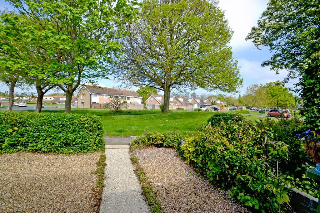 2 Bedroom Chalet Bungalow For Sale in Pryors Lane, Aldwick, Bognor